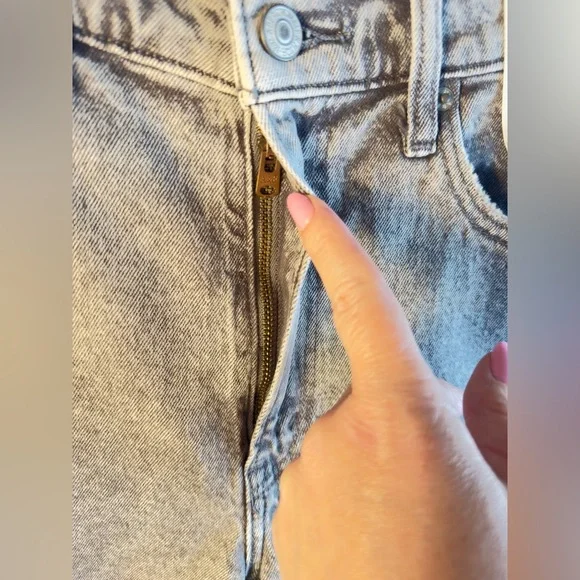 NWT Abercrombie And Fitch The Mom High Rise Jeans Acid Wash Womens size 26S/2S - Picture 5 of 12